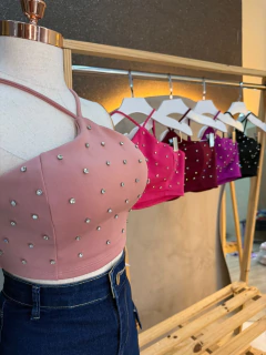 Cropped com Alças Finas Cruzadas e Aplicações de Strass ✨ - comprar online