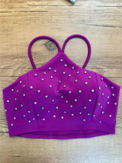 Cropped com Alças Finas Cruzadas e Aplicações de Strass ✨ na internet