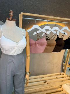 Cropped com Botões Frontais – Elegância Minimalista com Caimento Perfeito! ✨ - comprar online