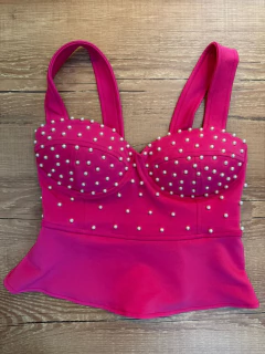 Cropped Estruturado com Pérolas – Elegância e Sofisticação em Cada Detalhe! ✨ na internet