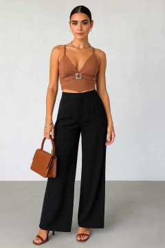 Cropped com Bojo e Detalhe de Fivela – Políester com Elastano