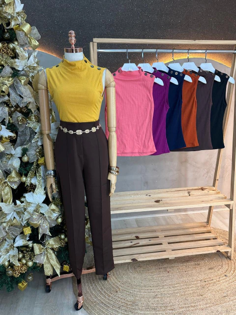 Blusa Canelada em Poliéster com Elastano com Detalhe de Botões