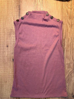 Blusa Canelada em Poliéster com Elastano com Detalhe de Botões