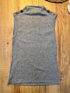 Blusa Canelada em Poliéster com Elastano com Detalhe de Botões na internet