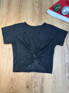 Cropped de Lese com Nó Frontal – Delicadeza, frescor e estilo em uma única peça na internet