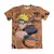 Camisa laranja com estampa de personagem de anime, mostrando um jovem ninja com uma kunai, em fundo de quadrinhos.
