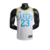 Regata NBA Los Angeles Lakers nike authentic na cor branca com detalhes azul sendo exposta em um manequim.