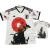 Camisa branca de torcedor do Japão com detalhes em preto e ilustração de personagem de anime Itachi.