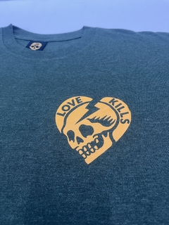 Remera "Love Kills" en internet