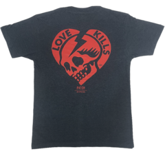 Remera "Love Kills" en internet