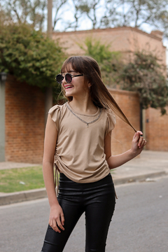 Imagen de Remera con volados y accesorios de cadenita