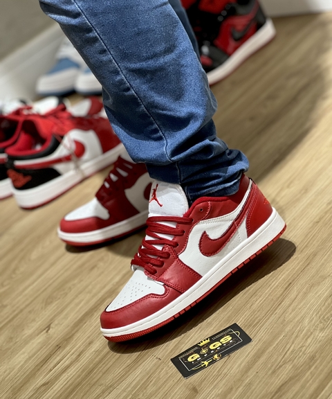 TÊNIS NIKE -AIR JORDAN 1 LOW -VERMELHO/BRANCO
