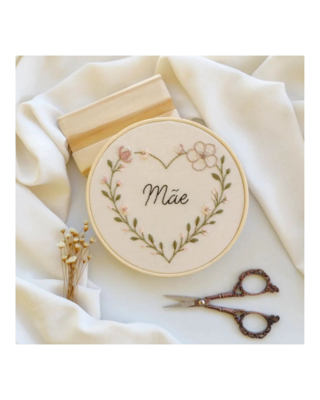 Quadro bordado - Coração Mãe - 16cm