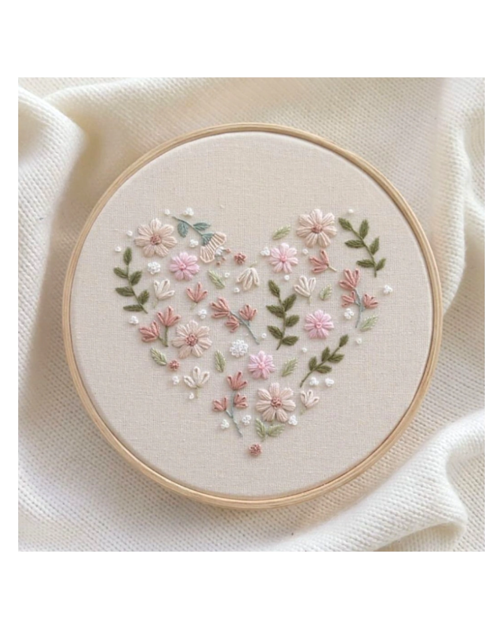 Quadro bordado - Coração Florido - 16cm