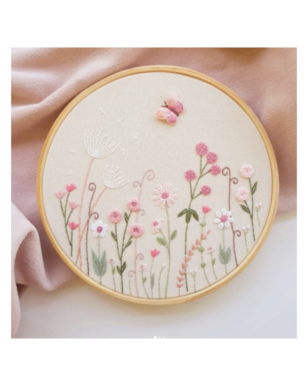 Quadro bordado - Jardim com borboleta 3D - 22cm