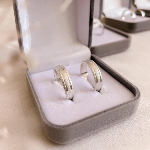 Par de Aliança Jateada + Friso - comprar online