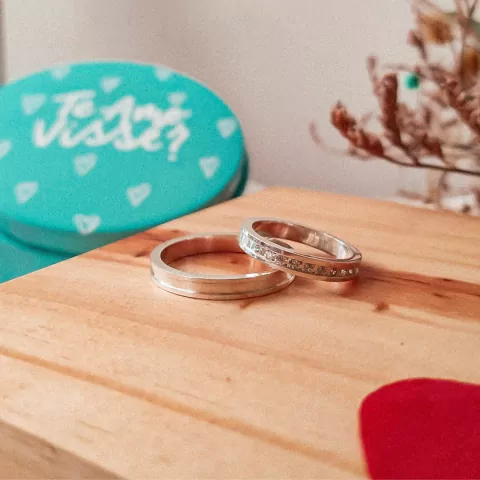 Par de Alianças Lisa + 10 pedras