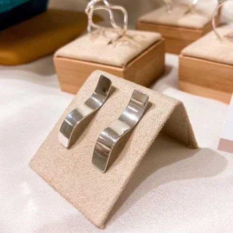 Brinco Ondulado Luxo