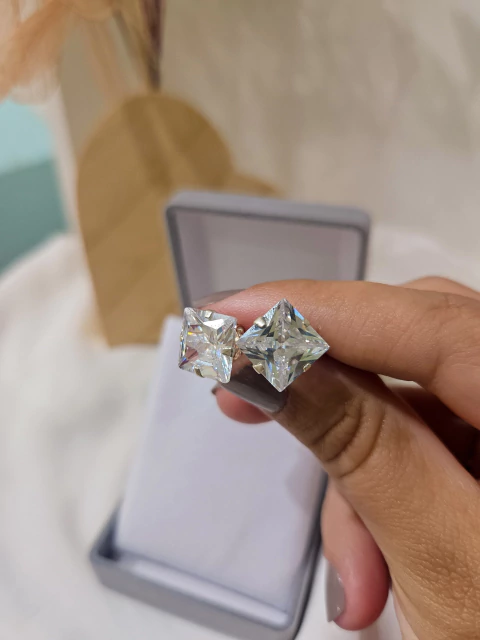 Brinco Ponto de Luz Quadrado 10mm