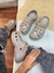 Crocs com pingentes inclusos.