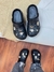 Crocs com pingentes inclusos.