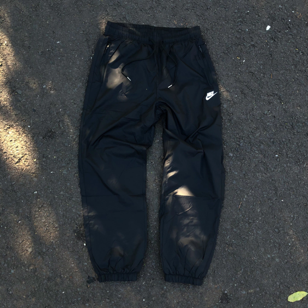 Calça Nike Sportwear (Impermeável) "Preta"