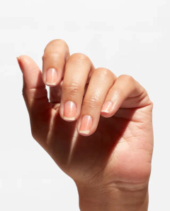 Opi Nail Lacquer Tradicional Base Coat mano