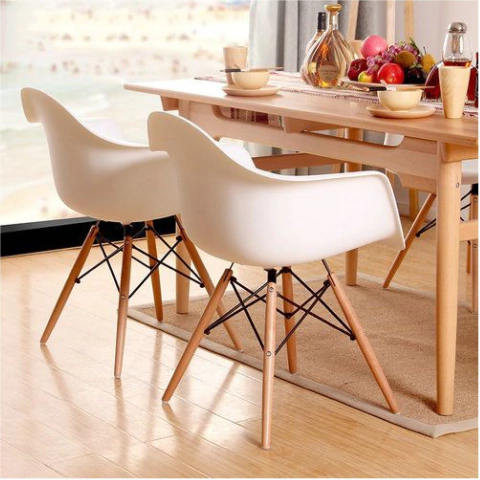 Sillas Eames con brazos, y con patas en madera x2 unds.