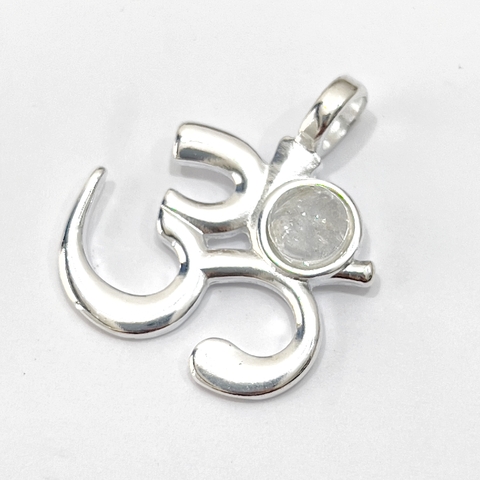 DIJE OM CUARZO CRISTAL CON BAÑO DE PLATA