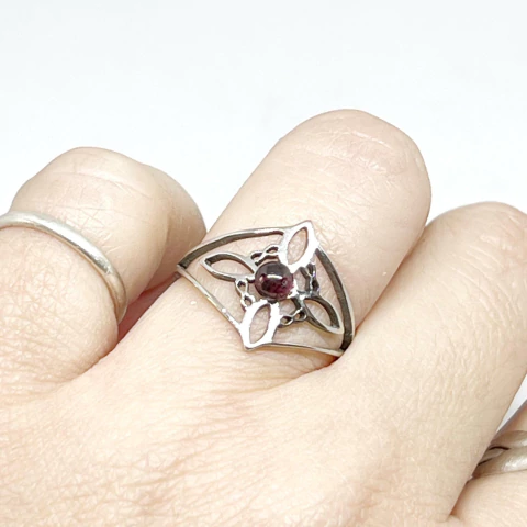 ANILLO NUDO DE BRUJA ACERO y GRANATE - comprar online