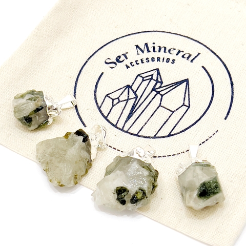 DIJE TURMALINA VERDE MATRIZ CUARZO BAÑO PLATEADO