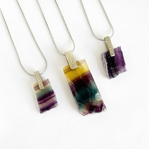 DIJE DE ALPACA LAJA FLUORITA ARCO IRIS PEQUEÑO