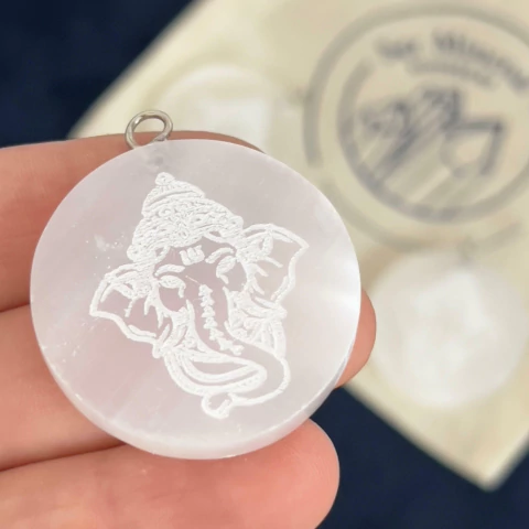 DIJE CHAPA DE SELENITA GANESHA - comprar online