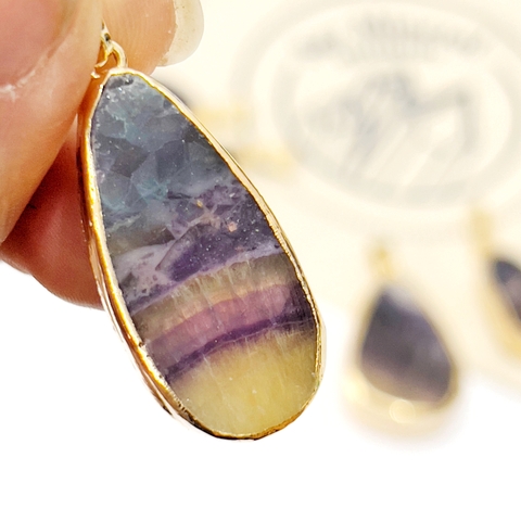 DIJE LAJA DE FLUORITA ARCO IRIS CON BAÑO DORADO