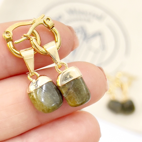 ARITOS MINI ROLADO TURMALINA VERDE DORADO