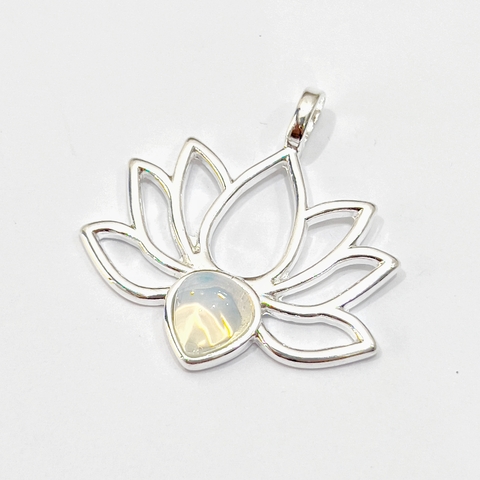 DIJE FLOR DE LOTO OPALINA CON BAÑO