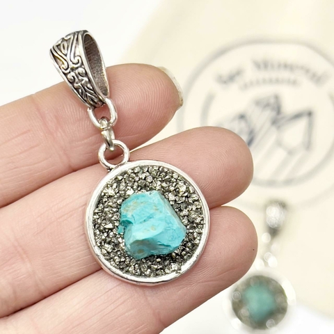 DIJE CAZUELA PIRITA Y CRISOCOLA CON BAÑO