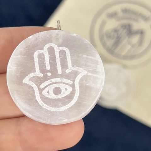 DIJE CHAPA DE SELENITA HAMSA - comprar online