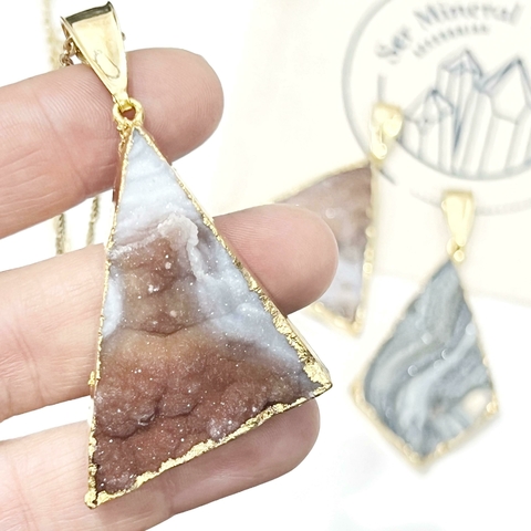 DIJE TRIANGULAR AGATA CALCEDONIA DORADA