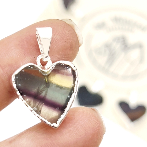 DIJE CORAZON LAJA DE FLUORITA ARCO IRIS CON BAÑO