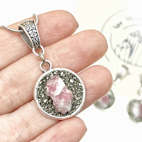 DIJE CAZUELA PIRITA Y TURMALINA ROSA CON BAÑO