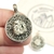 DIJE CAZUELA PEQUEÑA PIRITA - Ser Mineral Accesorios