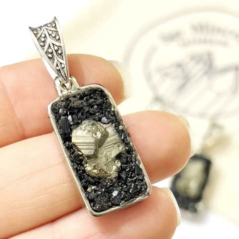 DIJE CAZUELA RECTANGULAR PIRITA CON BASE DE TURMALINA