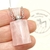 COLLAR PERFUMERO BOTELLA RECTA DE CUARZO ROSA - comprar online