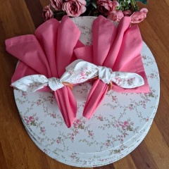 KIT CAPA DE SOUSPLAT FLORAL BRANCO + GUARDANAPO ROSA - 2 LUGARES - MADU HOUSE DECOR