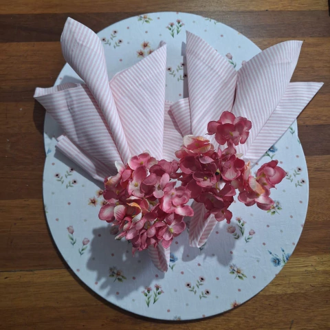 KIT CAPA DE SOUSPLAT FLORAL BRANCO + GUARDANAPO ROSA LISTRADO - 2 LUGARES - comprar online