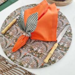 Imagem do KIT CAPA DE SOUSPLAT GUIRLANDA COELHOS + GUARDANAPO E PORTA GUARDANAPO - 2 LUGARES