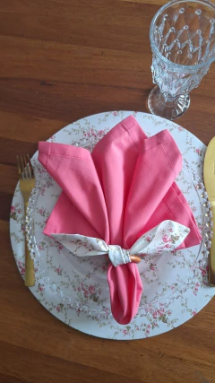 KIT CAPA DE SOUSPLAT FLORAL BRANCO + GUARDANAPO ROSA - 2 LUGARES