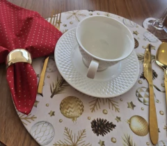 KIT CAPA SOUSPLAT NATALINO DOURADO + GUARDANAPO VERMELHO - 2 LUGARES - MADU HOUSE DECOR