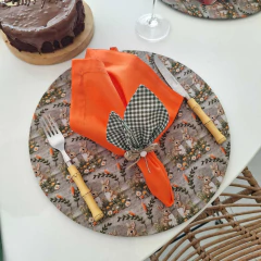 KIT CAPA DE SOUSPLAT GUIRLANDA COELHOS + GUARDANAPO E PORTA GUARDANAPO - 2 LUGARES - MADU HOUSE DECOR